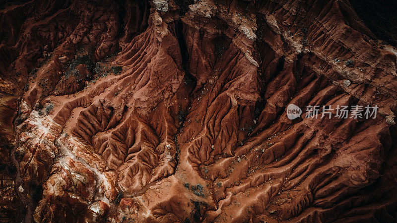 吉尔吉斯斯坦巨大多彩峡谷的纹理裂缝景观的引人注目的鸟瞰图