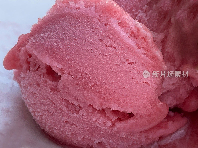 草莓和覆盆子冰沙餐厅甜点在白色碗的全帧图像，聚焦前景