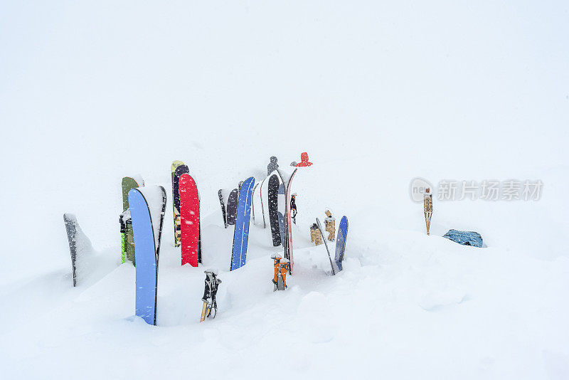 深雪中的野外滑雪板风景