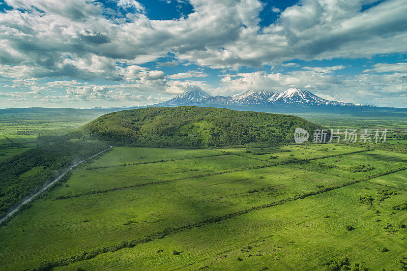 飞越堪察加半岛的田野，可以看到家乡的火山
