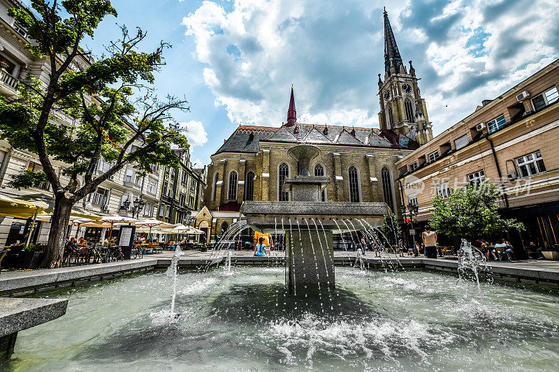 美丽的喷泉附近的名字玛丽天主教教堂在诺维萨德中心，塞尔维亚