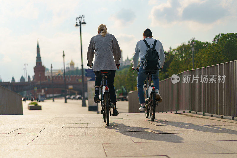 在莫斯科市中心骑自行车，前往克里姆林宫