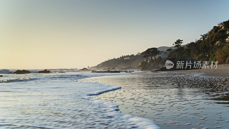 马里布海滩波涛汹涌