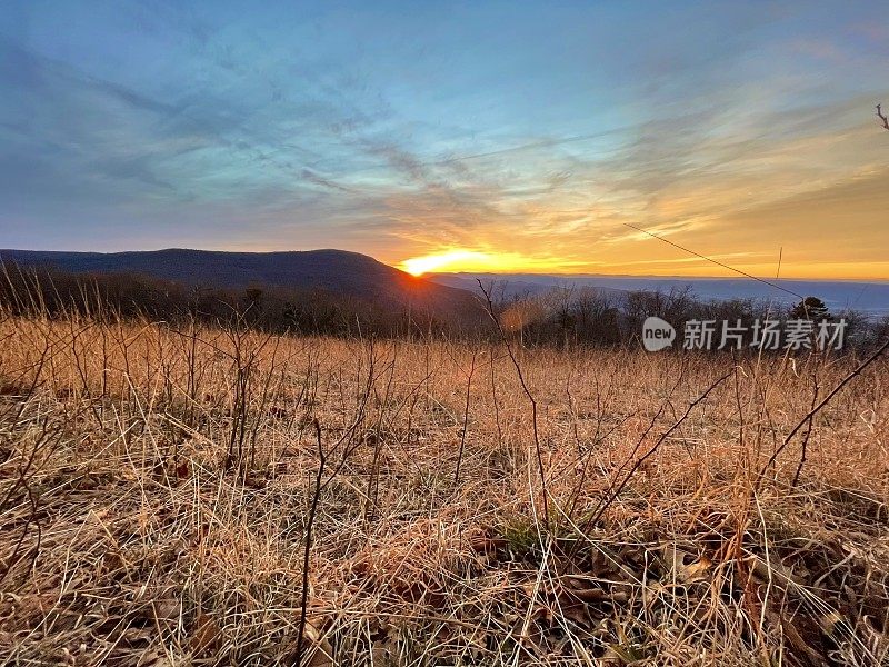 天际线驱动器-谢南多厄国家公园-日落