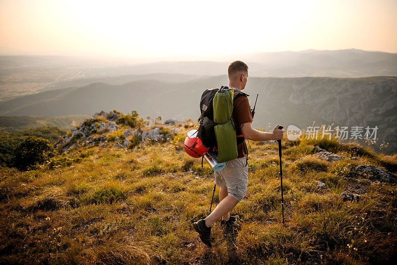 徒步登山的背包客