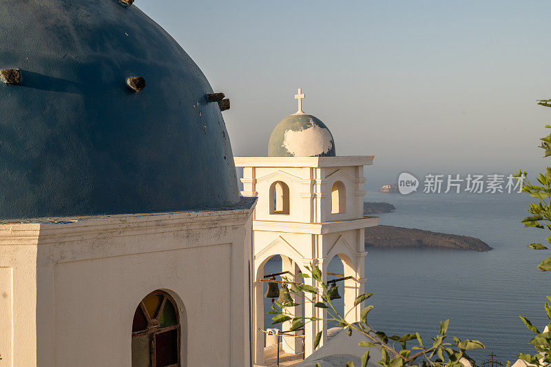 希腊圣托里尼岛，日出时的蓝色圆顶教堂