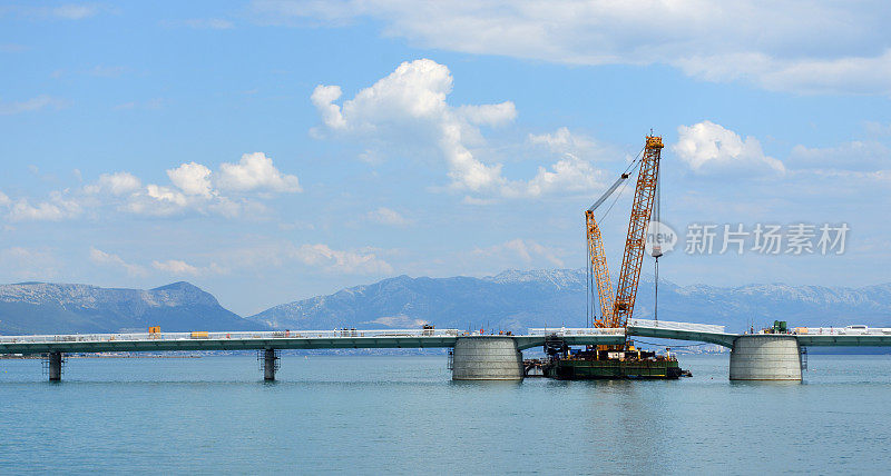 这座桥位于克罗地亚斯普利特罗吉尔岛附近，连接Čiovo岛。