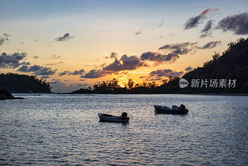夕阳马埃岛的塞舌尔港Launay船