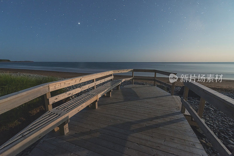 夏日夜晚的海滨木板路