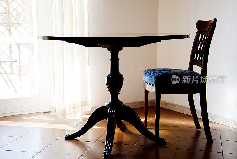 古董桌椅。