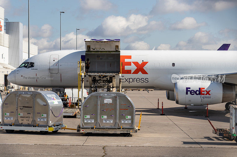 联邦快递波音757货机正在多伦多装货。