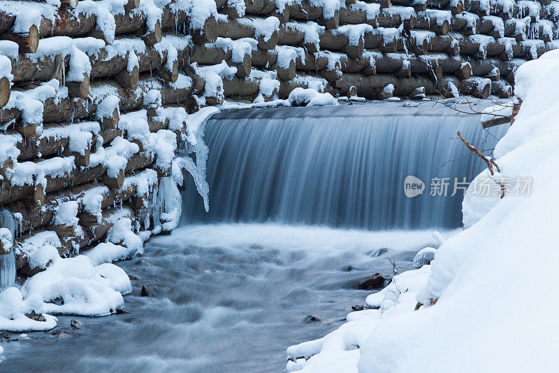 冬季高山瀑布雪景。雪山瀑布景观。冬季的山瀑布在Shipot瀑布-喀尔巴阡山脉，乌克兰。