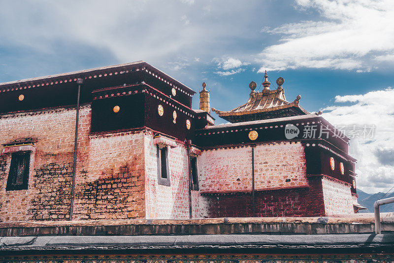 中国西藏拉萨的寺庙景观。