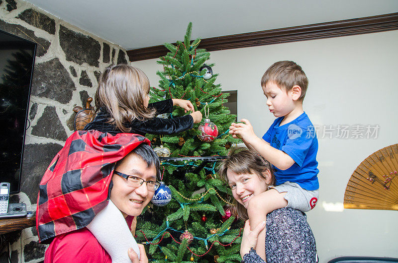 混血儿家庭装饰圣诞树