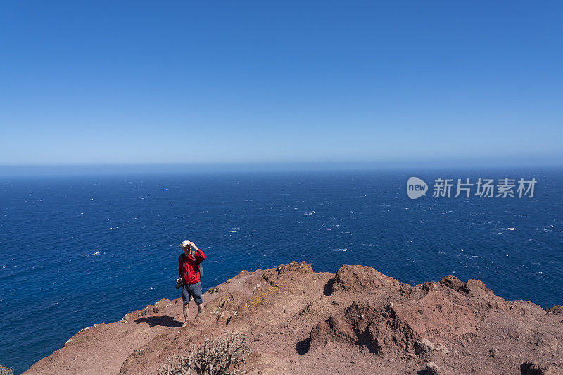 特内里费岛南部梅达诺海滩上冲浪的男子