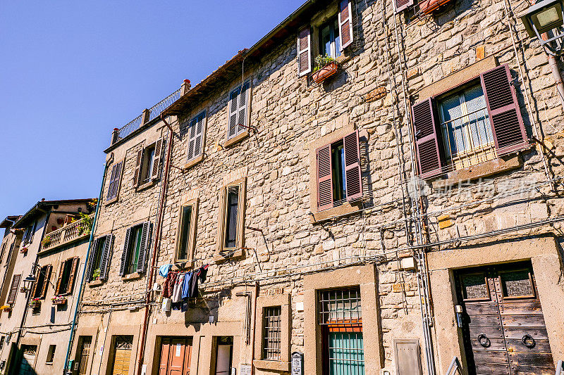 意大利中部维特博中世纪中心的一些具有暗示性的联排别墅