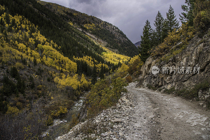 深秋时节，落基山脉上一条狭窄的土石路，暴风雪即将来临