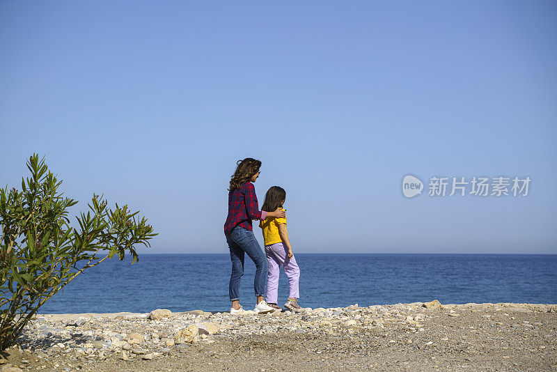 在土耳其安塔利亚的凯默海滩附近，母亲的女儿玩得很开心