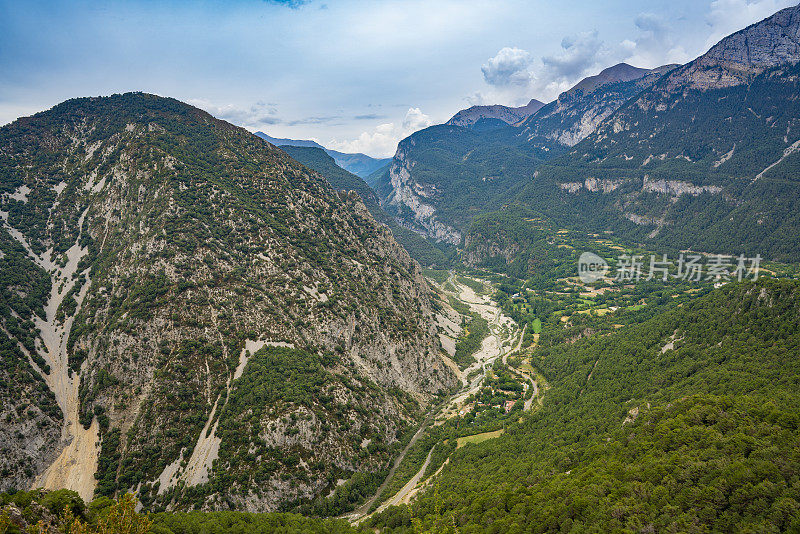 从西班牙韦斯卡阿拉贡比利牛斯山的萨拉维约瞭望台俯瞰奇斯托山谷
