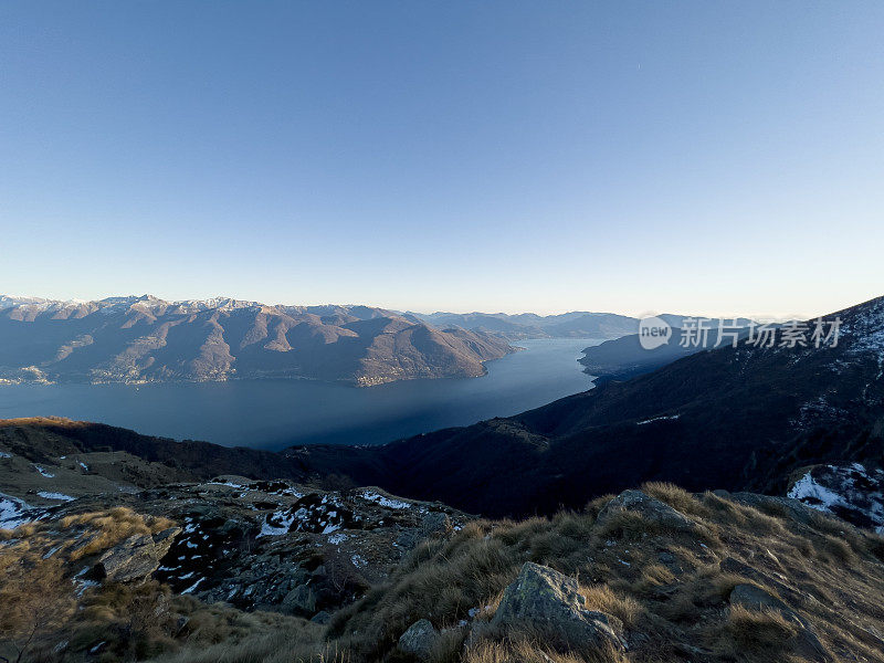 冬天从山顶俯瞰湖景