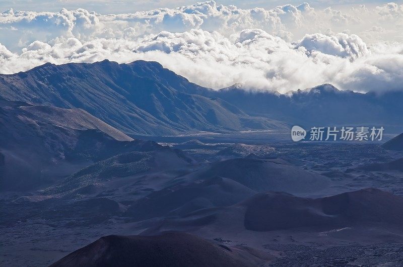 沿着哈雷阿卡拉国家公园喷口的边缘呈现出自然的色彩