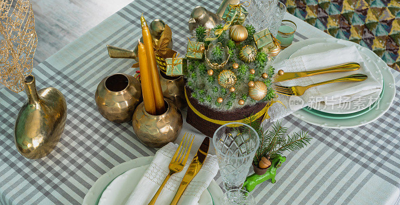 新年喜庆餐桌摆设、餐具、装饰品、新年装饰品、圣诞服务
