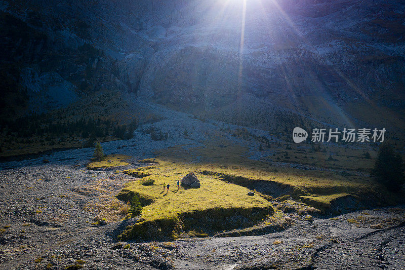 初秋，女性在瑞士阿尔卑斯山上奔跑的鸟瞰图