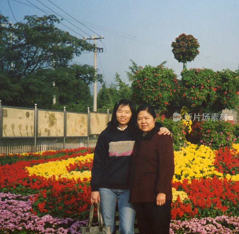 2000年中国年轻女孩和母亲真实生活的老照片