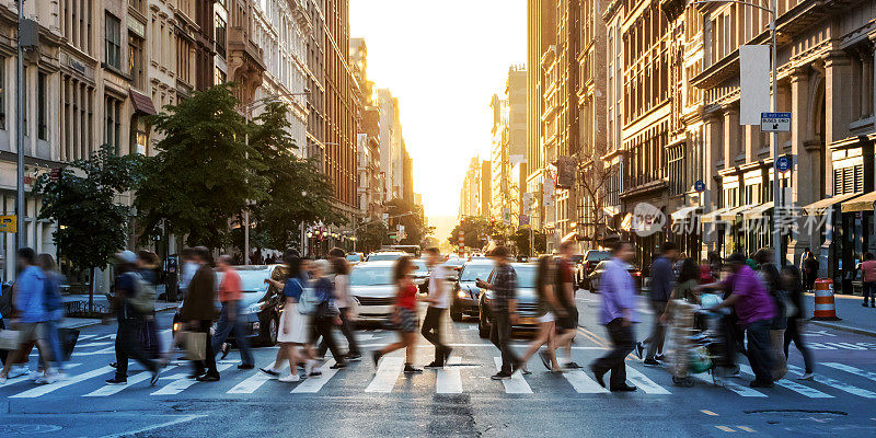 在纽约市曼哈顿的第23街和第五大道的十字路口，一群人穿过繁忙的人行横道