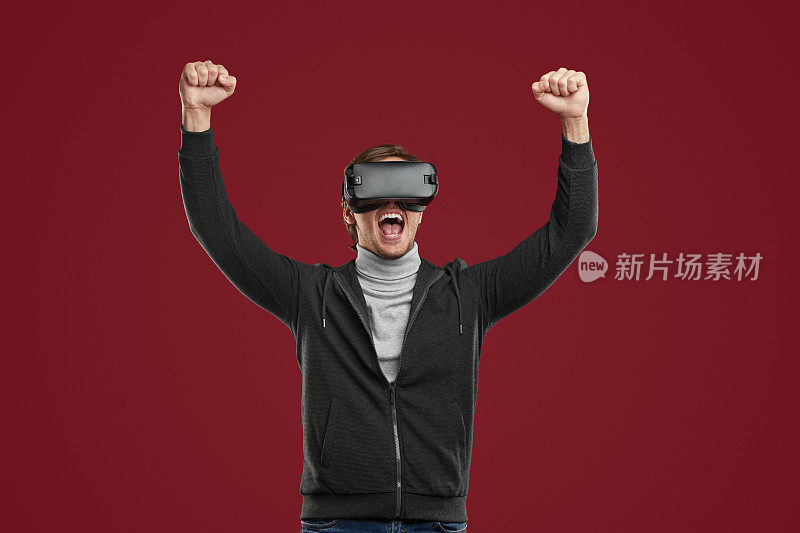男冠军在VR头盔中兴奋地尖叫