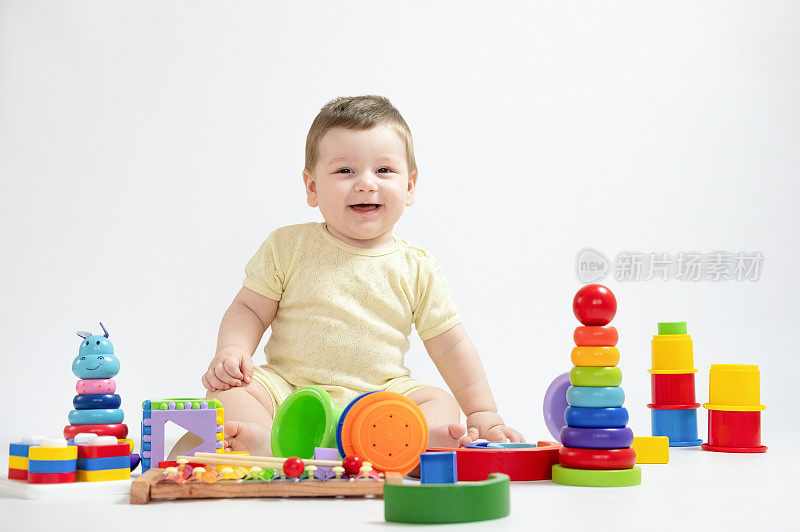 儿童教育玩具，儿童玩彩色木制玩具在白色背景儿童教育