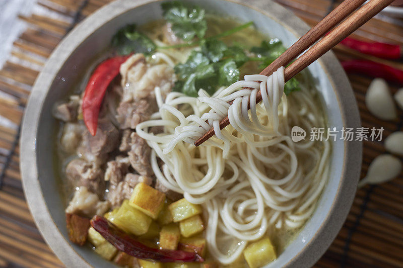 中国自制面条，配羊肉汤，土豆和香菜