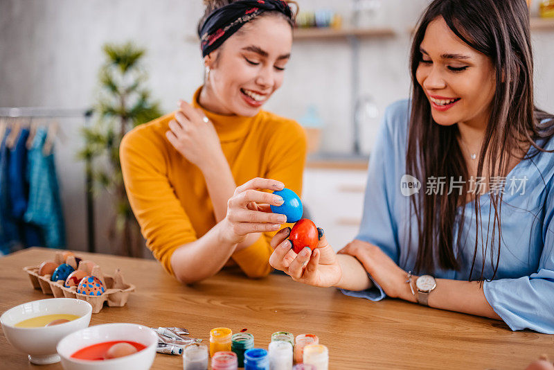 两个年轻女人在敲鸡蛋