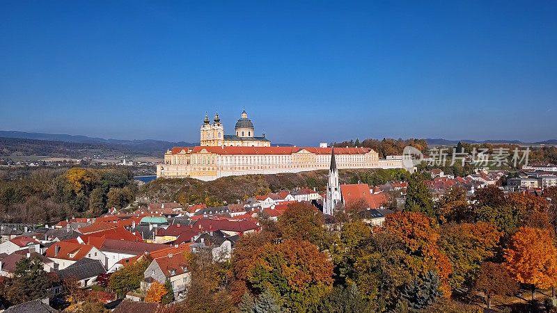 航拍下奥地利瓦豪山谷梅尔克本笃会修道院著名的圣彼得和保罗教堂