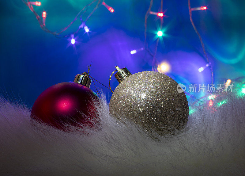 圣诞节灯泡。金色和红色球圣诞装饰在一个绿松石，蓝色的背景。