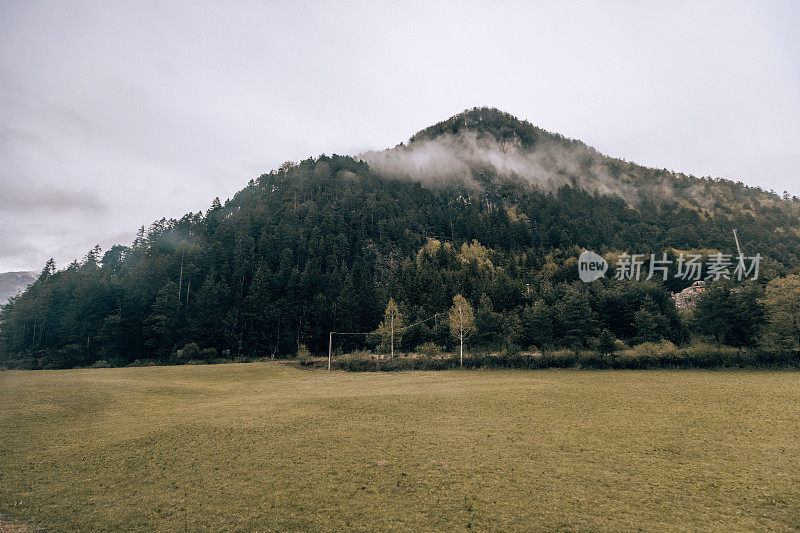 意大利户外景观。意大利的美景，森林，雾和山脉。场和云。欧洲观，欧洲春、夏。旅游的概念