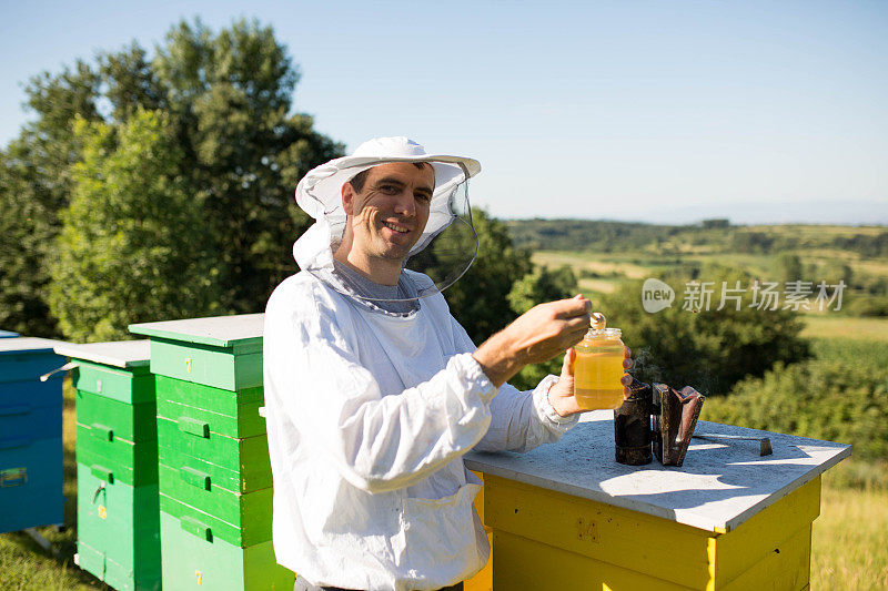 一名养蜂人品尝蜂蜜的肖像