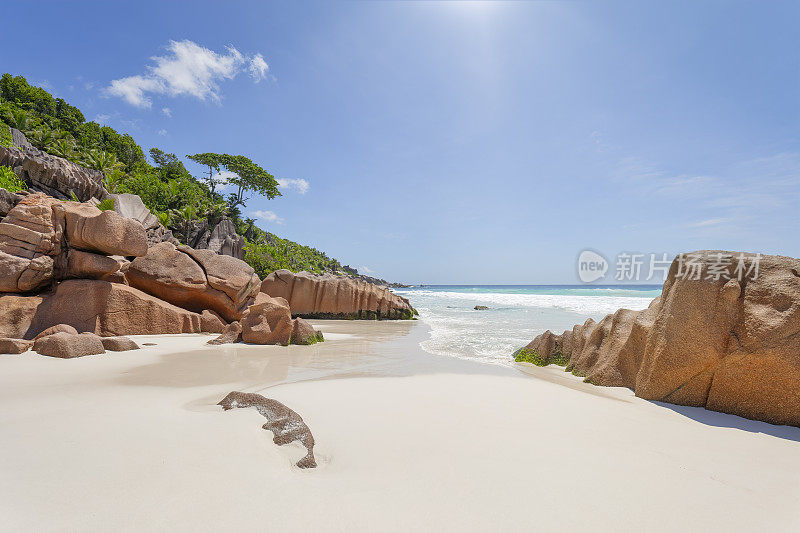 美丽的热带海滩小昂斯与雕刻花岗岩和棕榈树-拉迪格岛，塞舌尔，印度洋群岛。