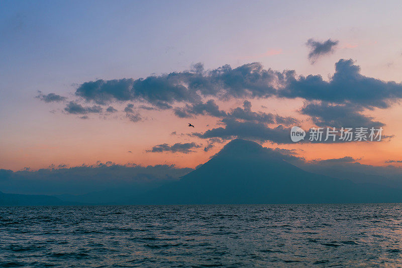 危地马拉阿提特兰湖日落时的风景