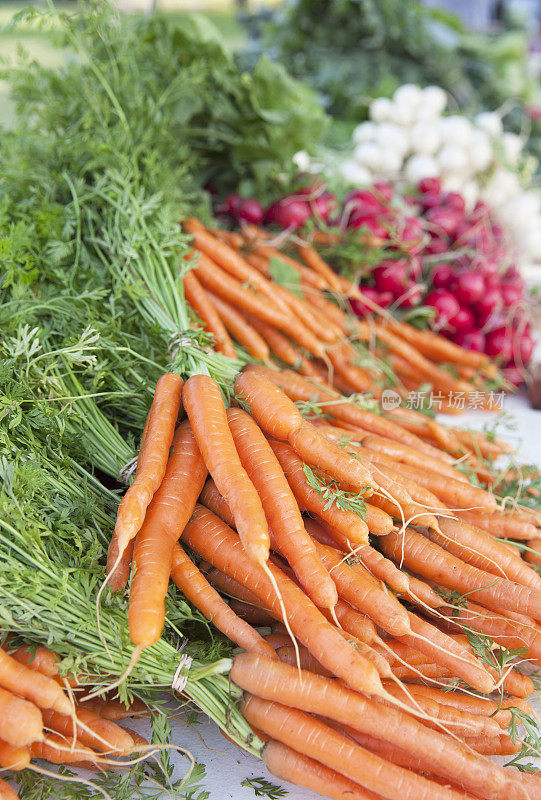农贸市场上出售的新鲜胡萝卜和萝卜
