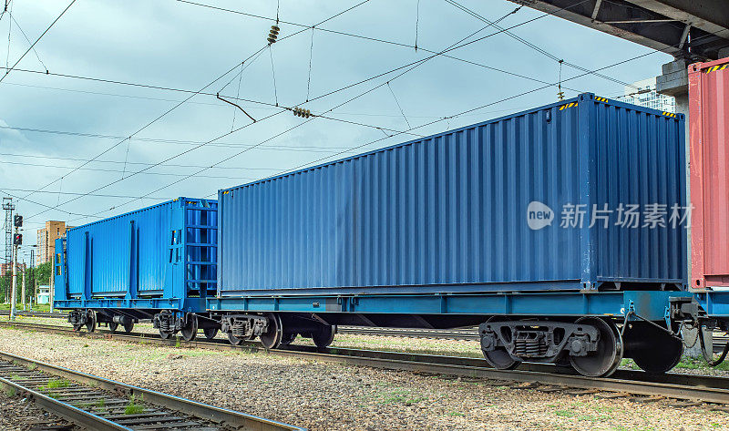 横贯西伯利亚铁路上装有40英尺集装箱的平板车。合适的平台。