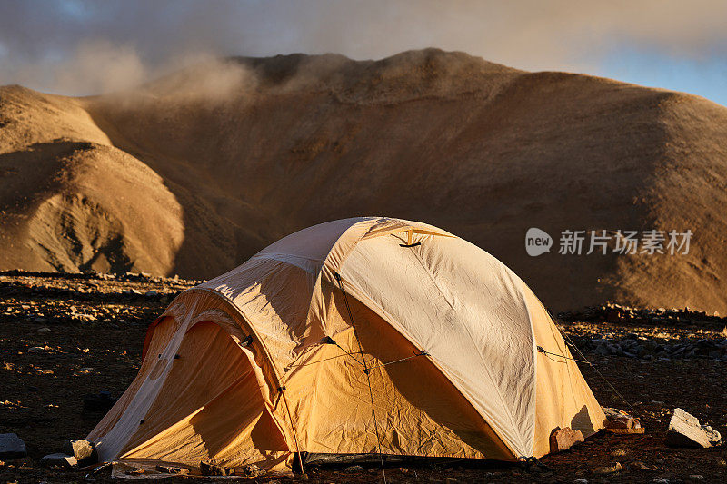 在喜马拉雅山露营