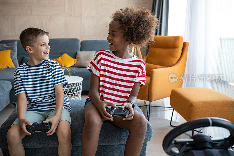 孩子们在玩电子游戏，看着彼此