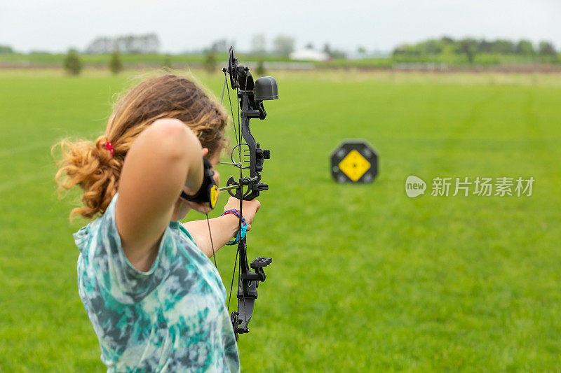 年轻女孩练习射箭