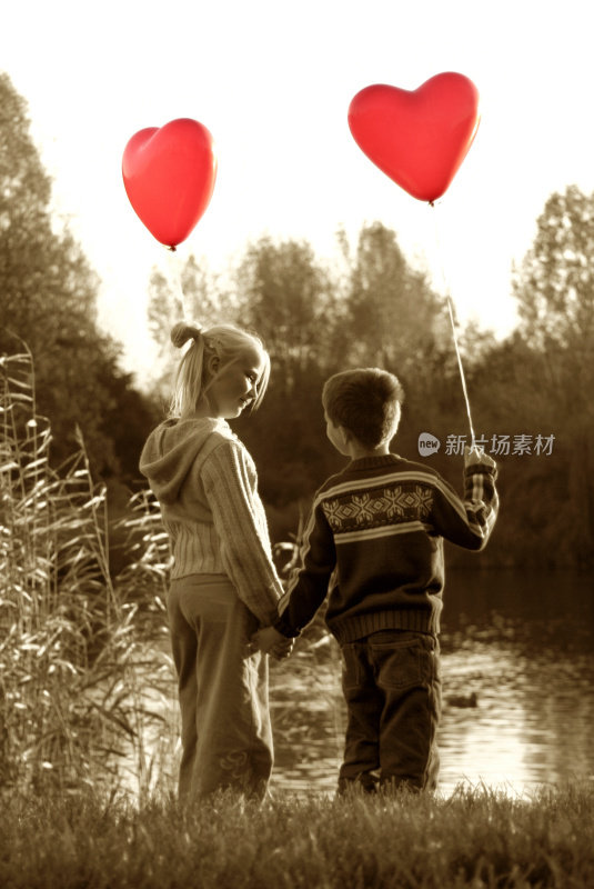 孩子们手拿心形气球一起散步