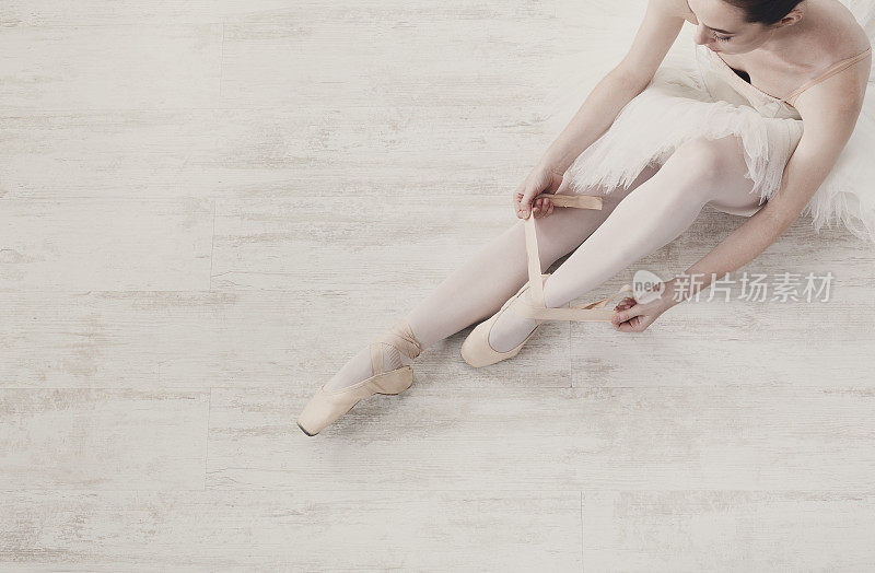 芭蕾舞女演员穿上尖头芭蕾舞鞋，优美的双腿