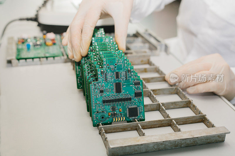 微芯片的生产工厂。工艺流程。组装。计算机专家。