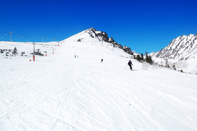 斯特布斯克·普莱索滑雪场的滑雪者们在斜坡上滑行
