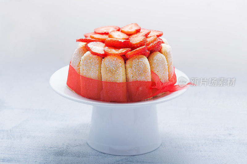蛋糕“夏洛特”配草莓