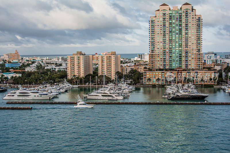 滨水公寓大厦俯瞰迈阿密海滩码头和比斯坎湾